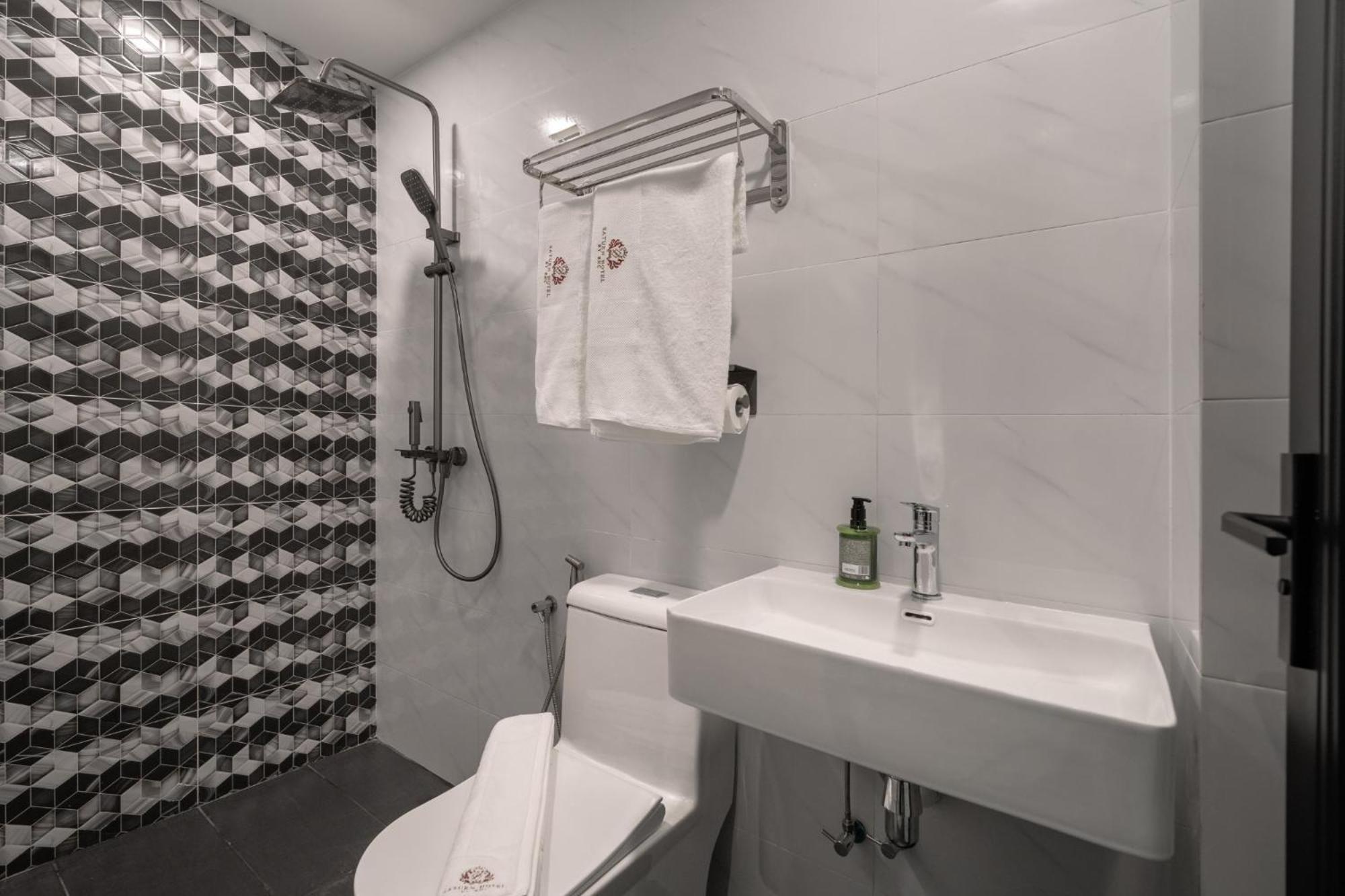 Saturn Hotel George Town Bagian luar foto